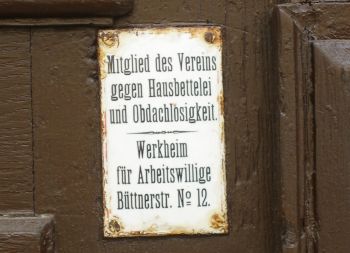 Schild an einer Haustür in Hannover